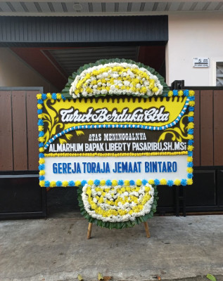 Papan Bunga Duka di Hiliran Gumanti
